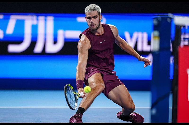 Carlos Alcaraz superoacute a Sebastiaacuten Baacuteez en su debut en Tokio y encendioacute las alarmas por su tobillo