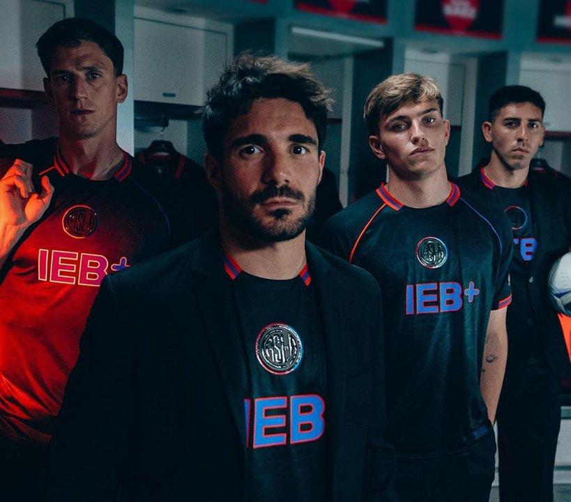 San Lorenzo presentoacute su nueva camiseta alternativa- un homenaje al Viejo Gasoacutemetro