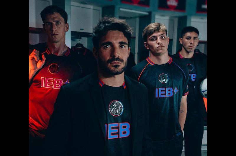 San Lorenzo presentoacute su nueva camiseta alternativa- un homenaje al Viejo Gasoacutemetro