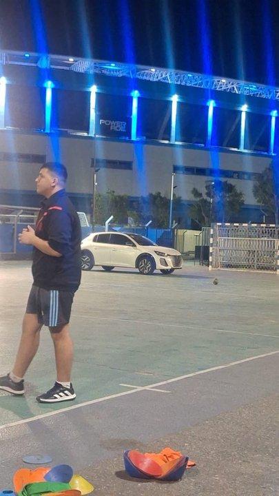 Aseguran que un jugador de Racing olvidoacute el auto en la cancha de handball y no podiacutean usarla