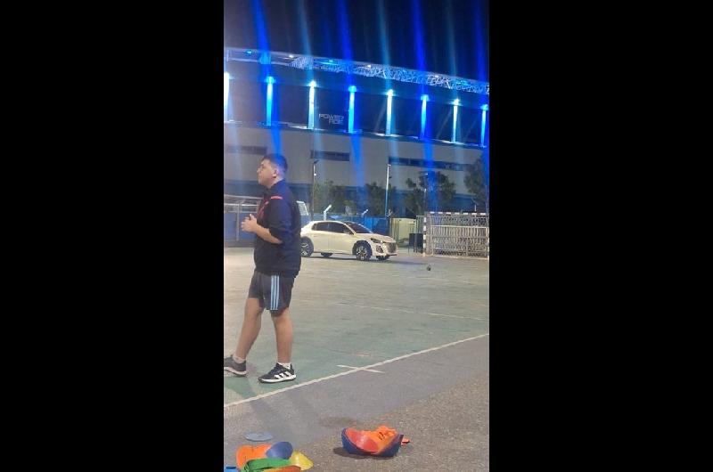 Aseguran que un jugador de Racing olvidoacute el auto en la cancha de handball y no podiacutean usarla