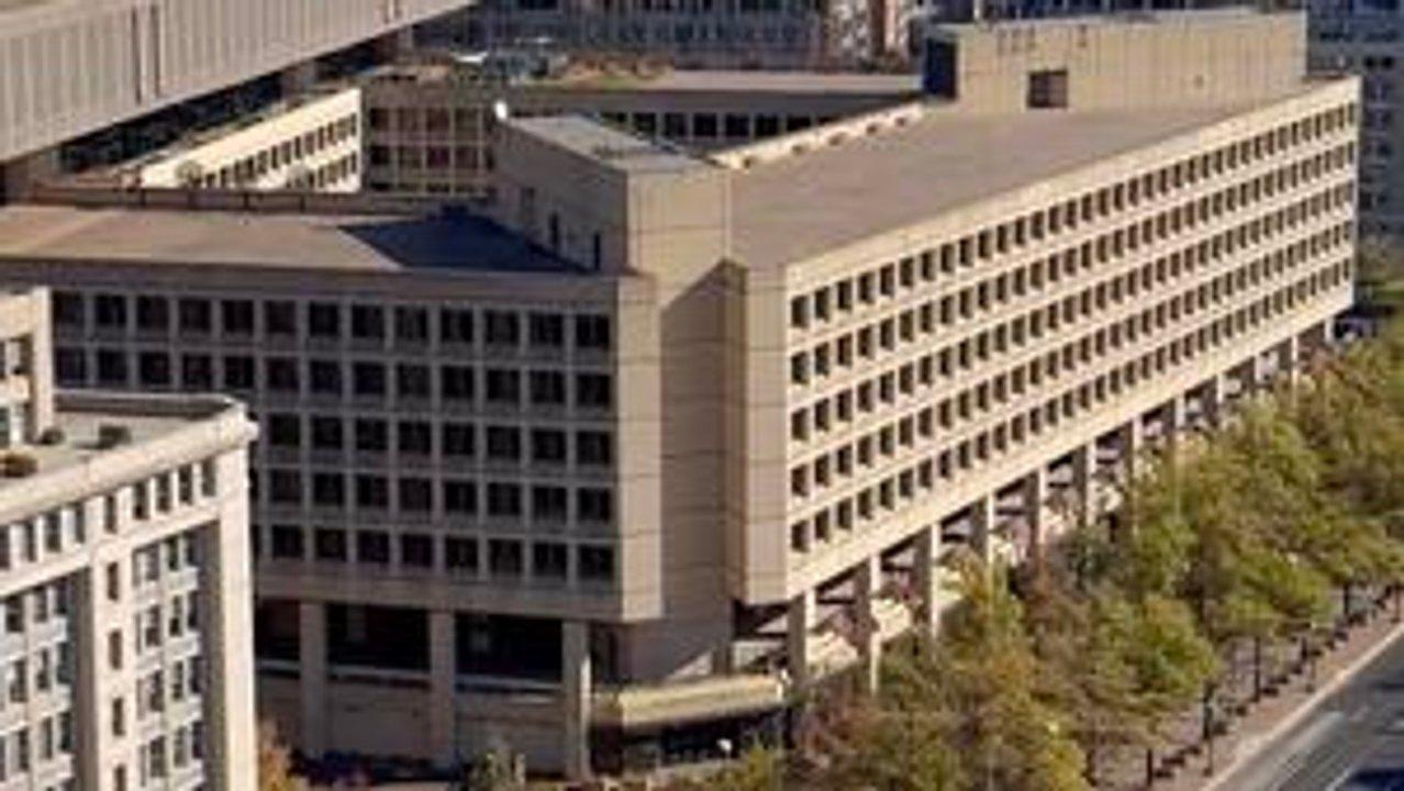 El exdirector del FBI James Comey fue acusado por la divulgacioacuten de informacioacuten confidencial