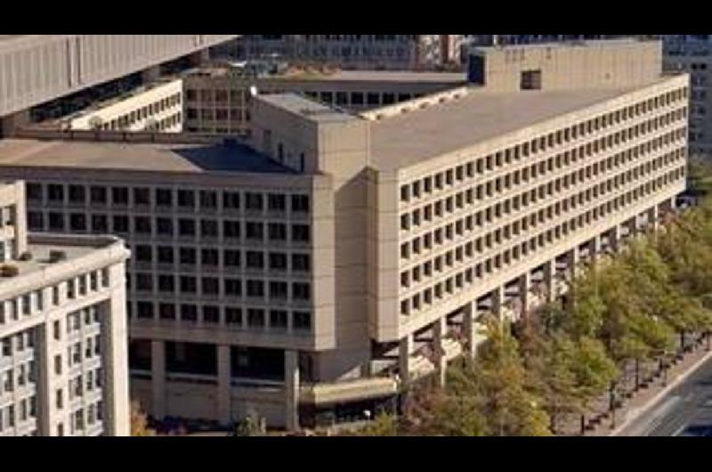 El exdirector del FBI James Comey fue acusado por la divulgacioacuten de informacioacuten confidencial