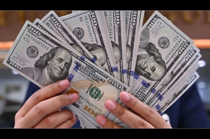 Cepo- El equipo econoacutemico da manotazos de ahogadordquo seguacuten economista