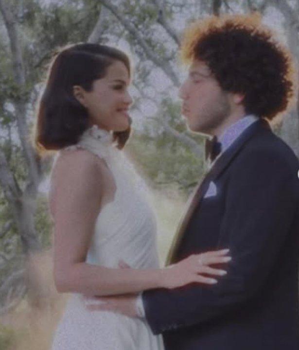 Selena Gomez y Benny Blanco se casaron en una iacutentima ceremonia al aire libre 