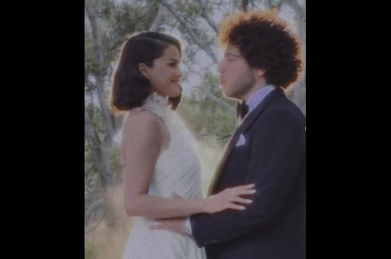 Selena Gomez y Benny Blanco se casaron en una iacutentima ceremonia al aire libre 