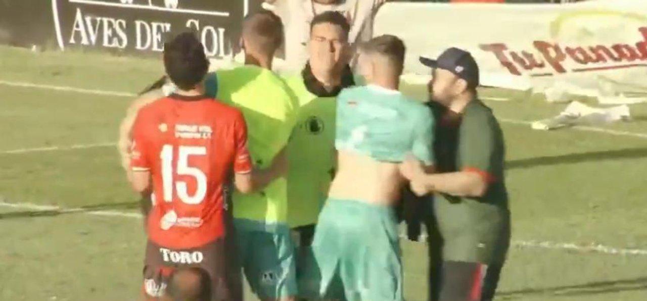 Tensioacuten en la Primera Nacional- hinchas de Deportivo Maipuacute invadieron la cancha para pelear con los jugadores