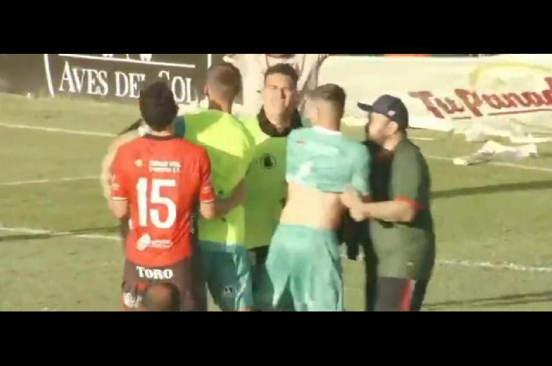 Tensioacuten en la Primera Nacional- hinchas de Deportivo Maipuacute invadieron la cancha para pelear con los jugadores