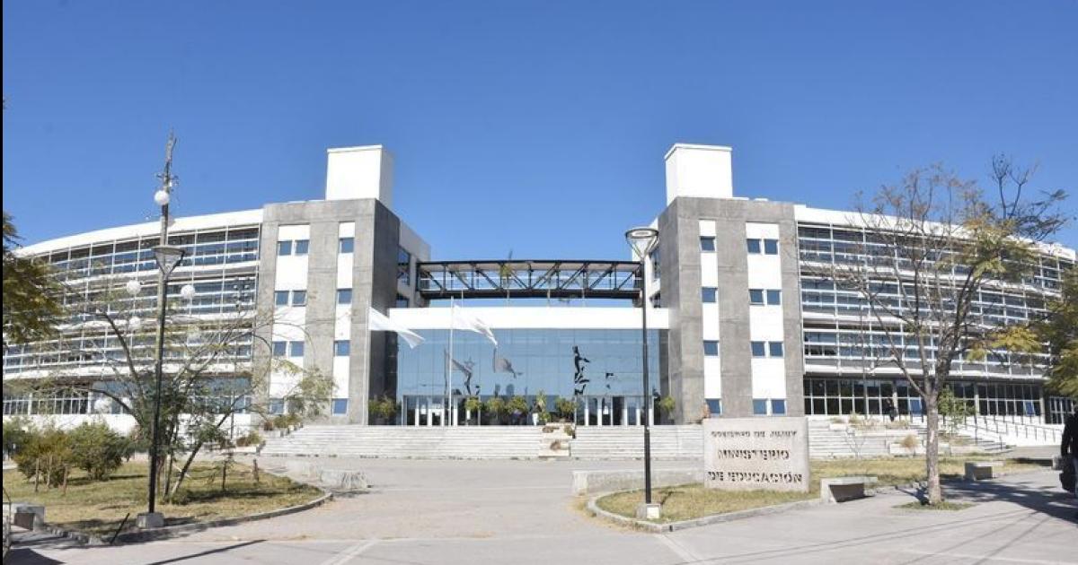 El saacutebado inicia el ciclo Escuelas Abiertas para ingresantes a primer antildeo en 2026