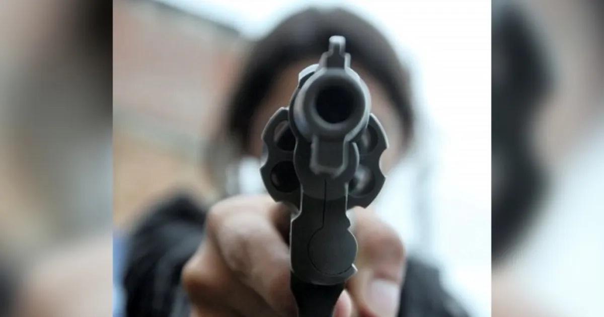 Casi provocan un choque y amenazaron a efectivos policiales con un arma de fuego