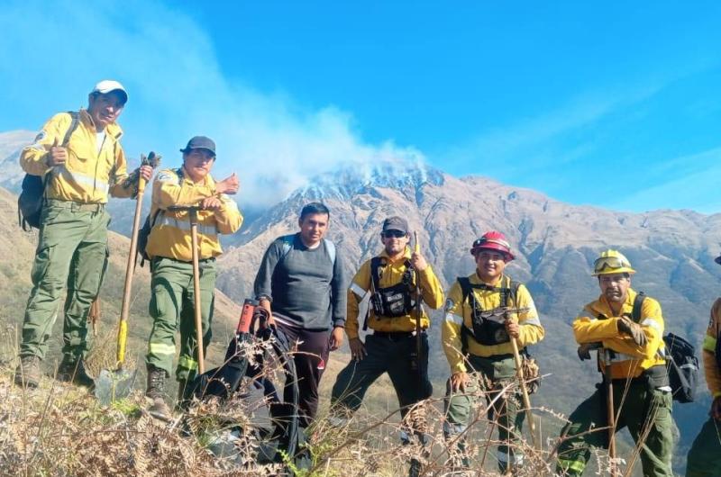 Brigadistas jujentildeos controlaron el incendio en Cerro Azul a maacutes de 3700 msnm