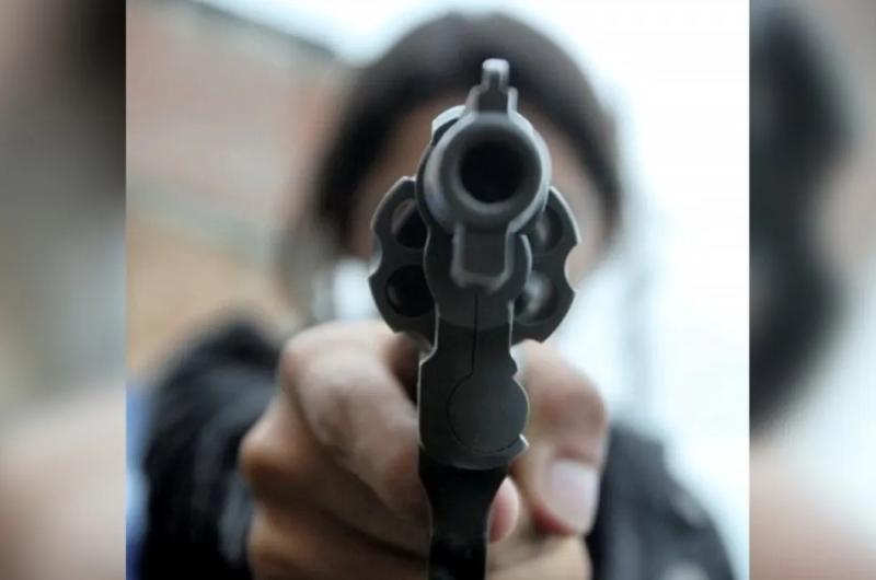 Casi provocan un choque y amenazaron a efectivos policiales con un arma de fuego
