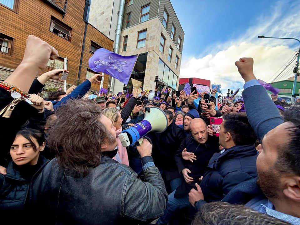 Milei hizo una breve caminata de campantildea por Ushuaia con sus candidatos y militantes