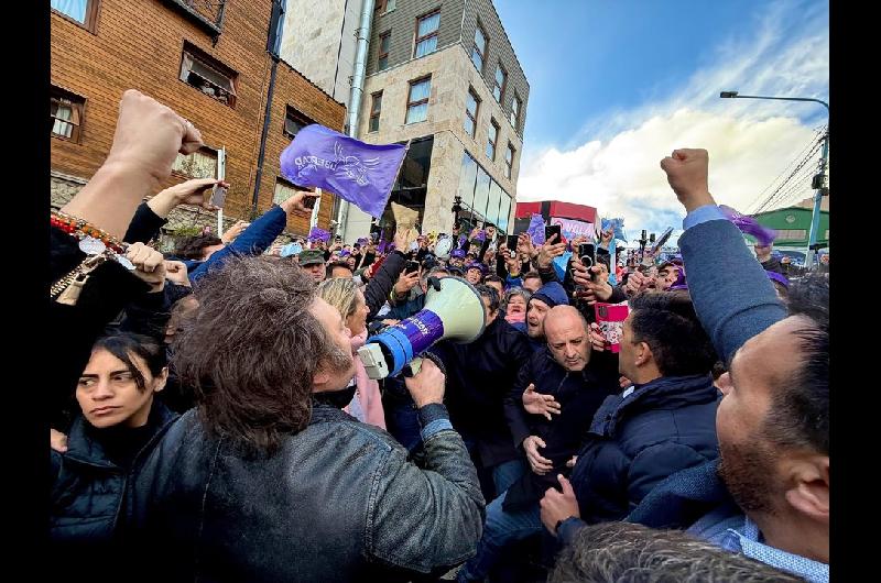 Milei hizo una breve caminata de campantildea por Ushuaia con sus candidatos y militantes