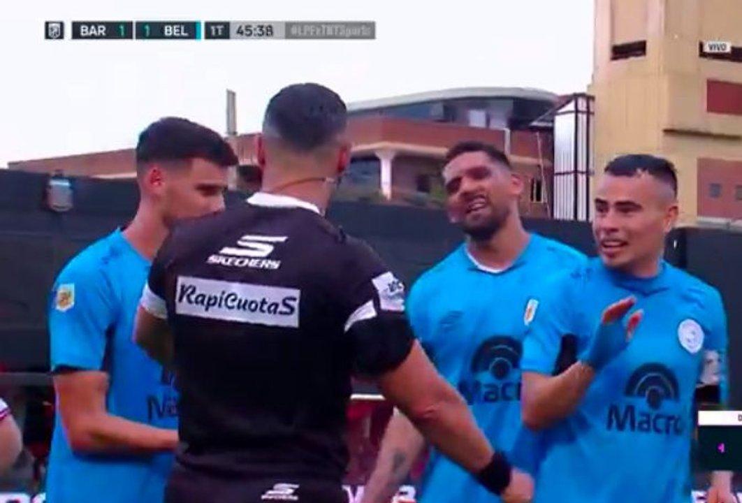 El gol anulado que desatoacute la poleacutemica en Barracas Central y Belgrano
