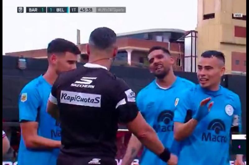 El gol anulado que desatoacute la poleacutemica en Barracas Central y Belgrano