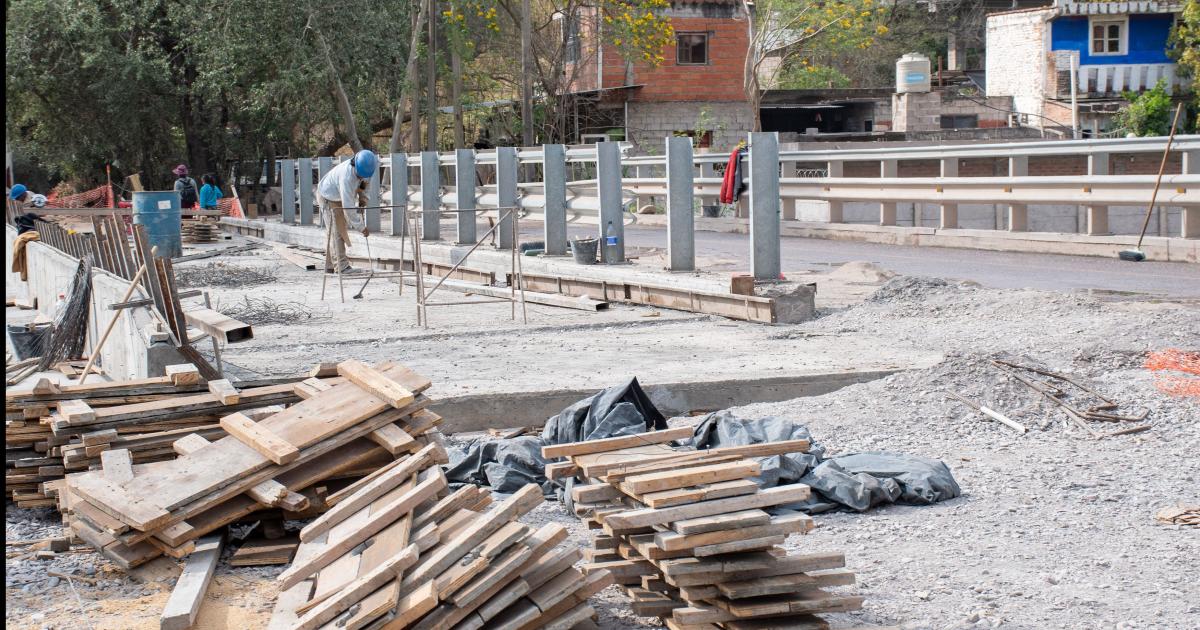 Destacan avances de la obra de construccioacuten de puente en barrio Huaico