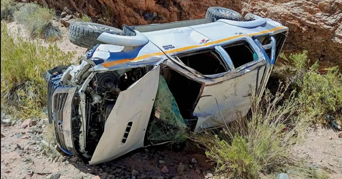 Una camioneta desbarrancoacute 60 metros en la Ruta 52 y dejoacute a un hombre en grave estado