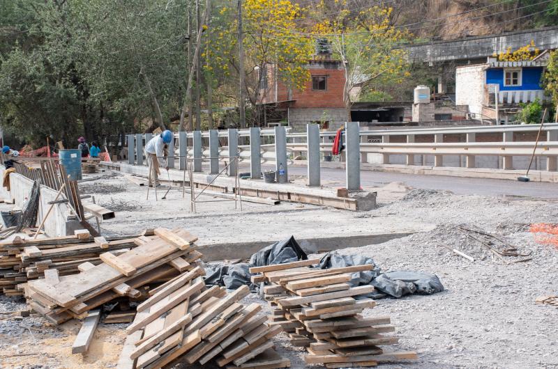 Destacan avances de la obra de construccioacuten de puente en barrio Huaico