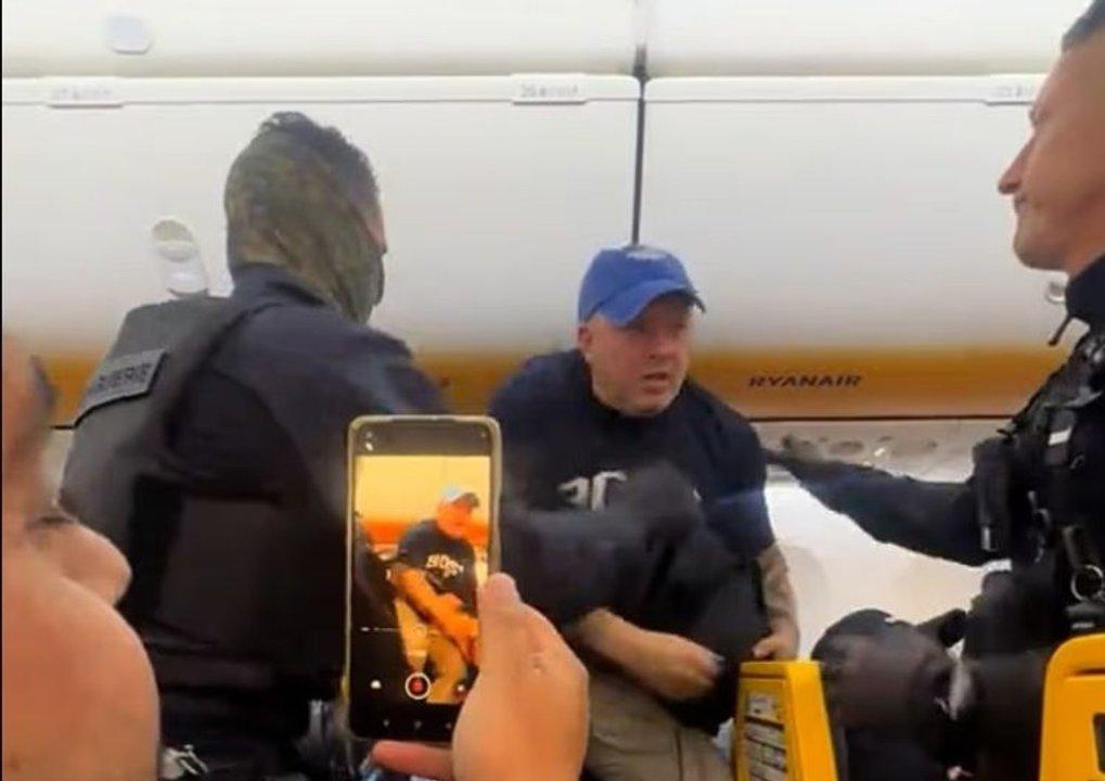 Aterrizaje de emergencia en Toulouse- una despedida de soltero complicoacute un vuelo comercial 