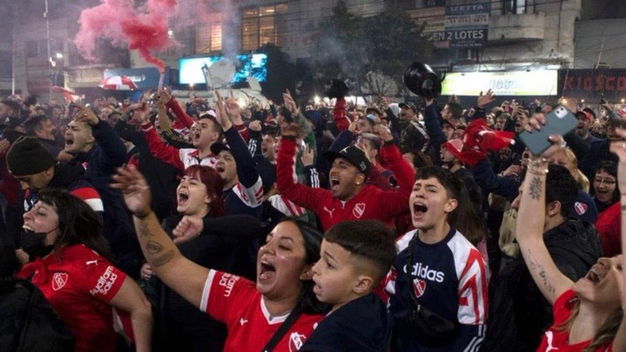Fuerte protesta de los hinchas de Independiente en la sede contra la Comisioacuten Directiva