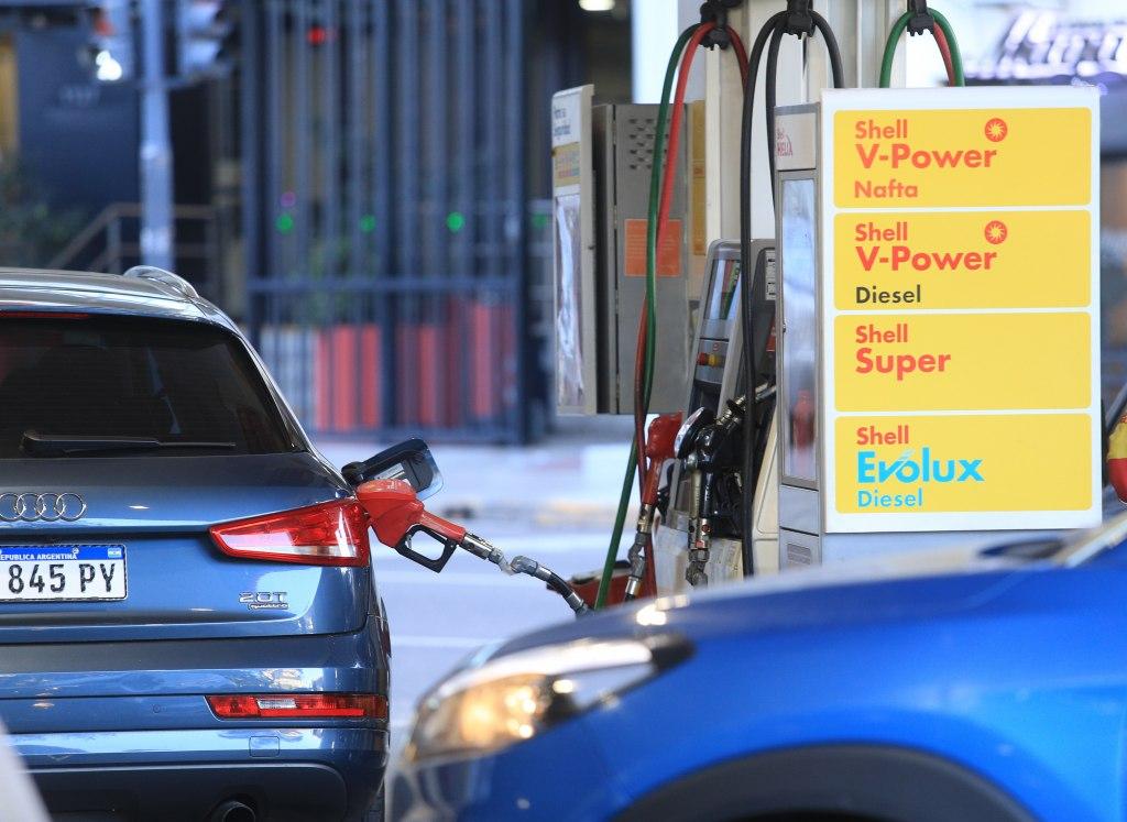El Gobierno volvioacute a postergar el aumento en los impuestos a los combustibles