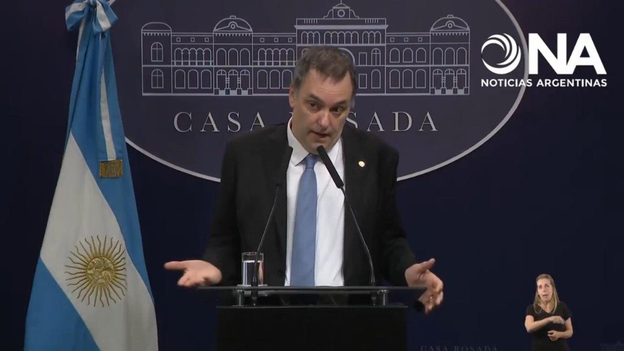 El gesto de Manuel Adorni sobre Espert- queacute dice su lenguaje no verbal al encogerse de hombros
