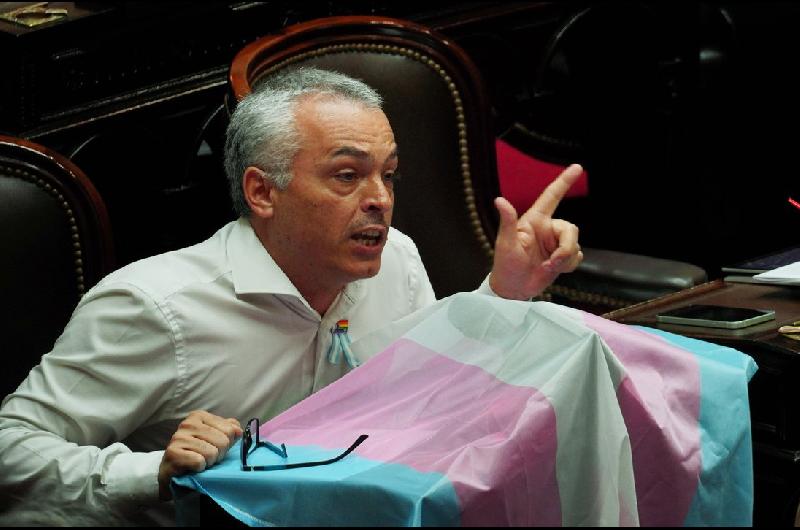 ldquoNarco Airlinesrdquo la remera con la que volvioacute a sorprender el diputado Pauloacuten para dejar en ridiacuteculo a Espert