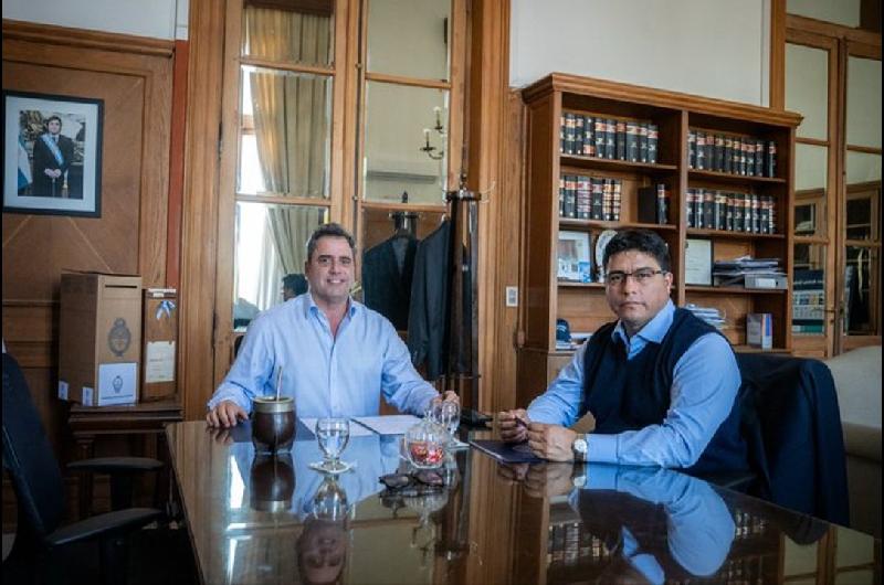 Catalaacuten se reunioacute con el gobernador de Santa Cruz