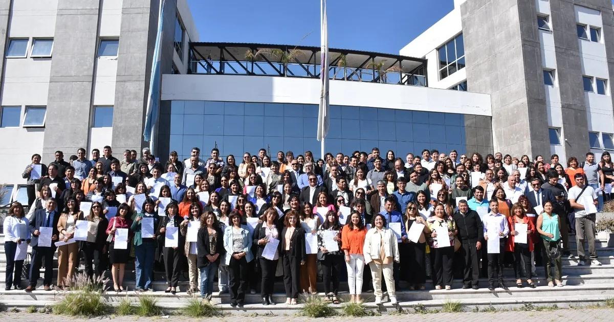 Maacutes de 400 docentes jujentildeos accedieron a su titularizacioacuten