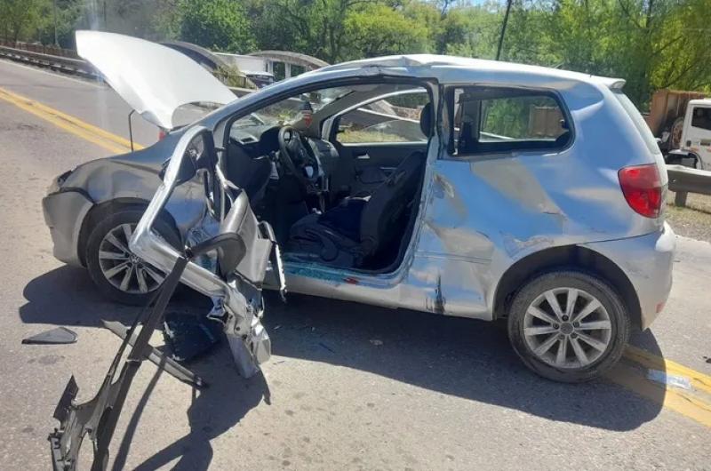 Heridos tras fuerte colisioacuten entre un auto y un camioacuten en el cruce de Yala