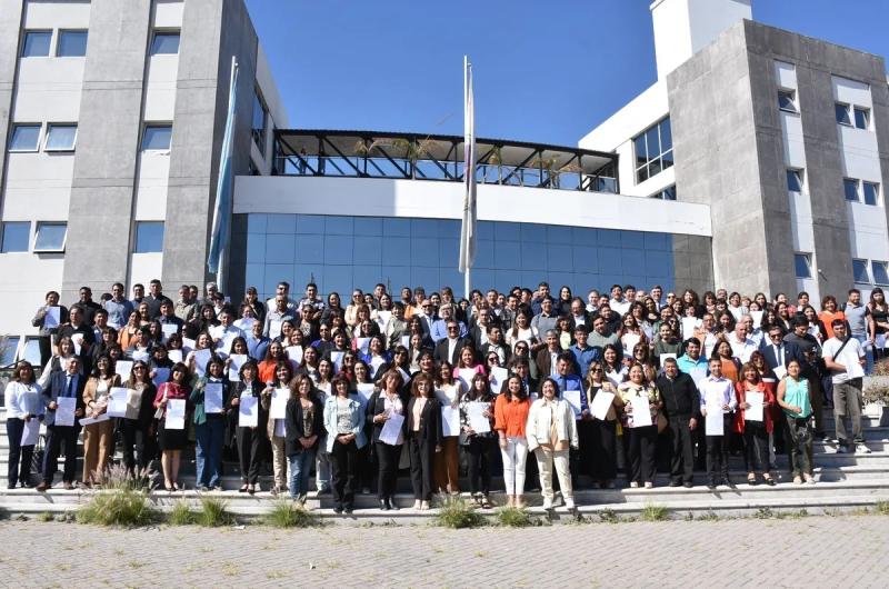 Maacutes de 400 docentes jujentildeos accedieron a su titularizacioacuten