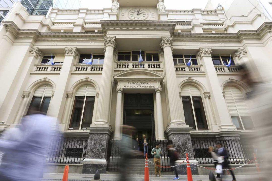 El Tesoro canjea tiacutetulos con el Banco Central para poder intervenir en el precio del doacutelar