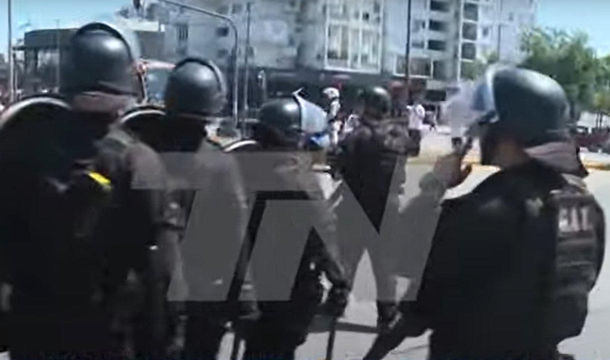 Tensioacuten en Santa Fe- la Policiacutea Federal detuvo a cinco manifestantes tras incidentes en la partida de Milei