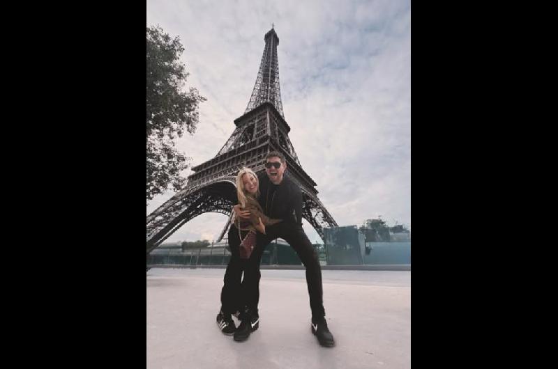 Luisana Lopilato disfrutoacute de un viaje inolvidable por Pariacutes junto a Michael Bubleacute y sus hijos