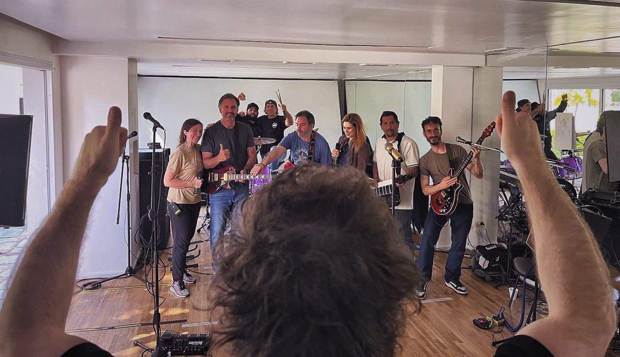 Javier Milei ensaya las canciones que interpretaraacute con ldquola banda presidencialrdquo este lunes en el Movistar Arena
