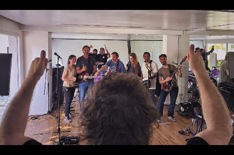 Javier Milei ensaya las canciones que interpretaraacute con ldquola banda presidencialrdquo este lunes en el Movistar Arena