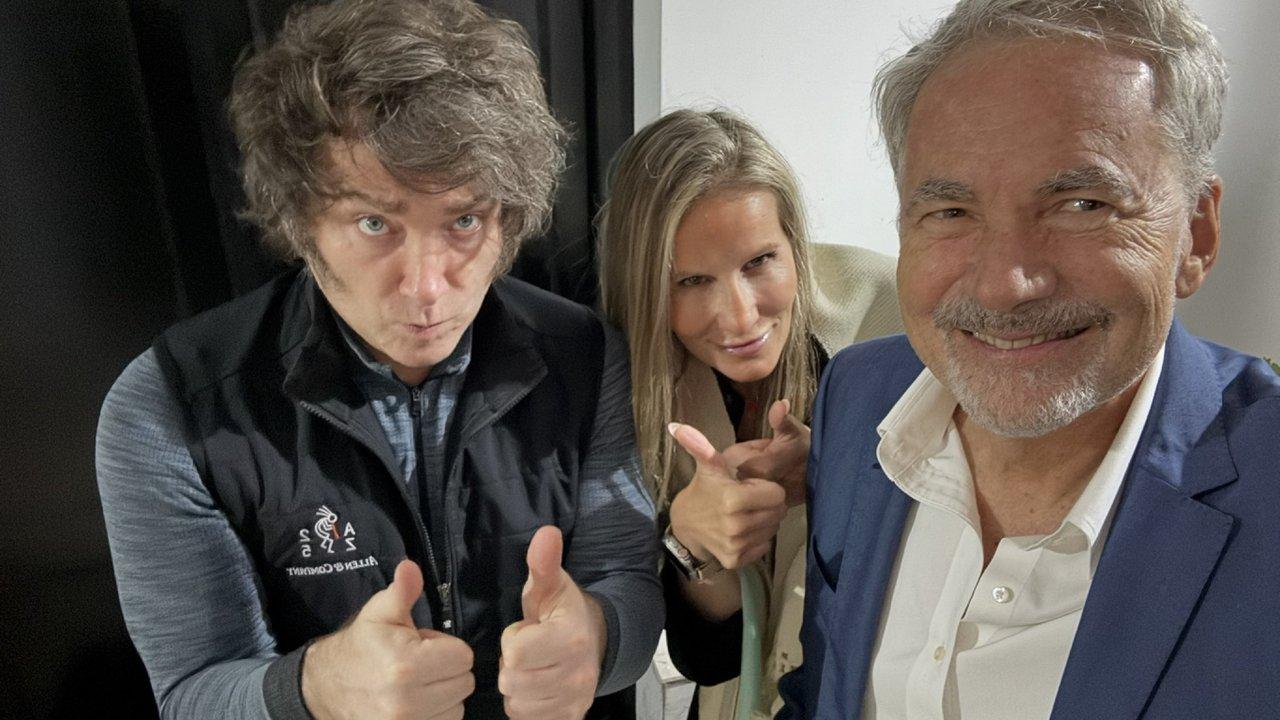 Empresario que cenoacute con Milei vaticina la dolarizacioacuten y asegura- El peso no es una moneda es una herida
