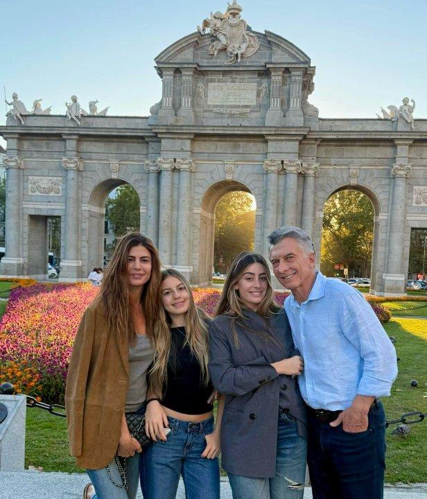 Mauricio Macri observa todo desde Espantildea a la espera de sentildeales de Milei