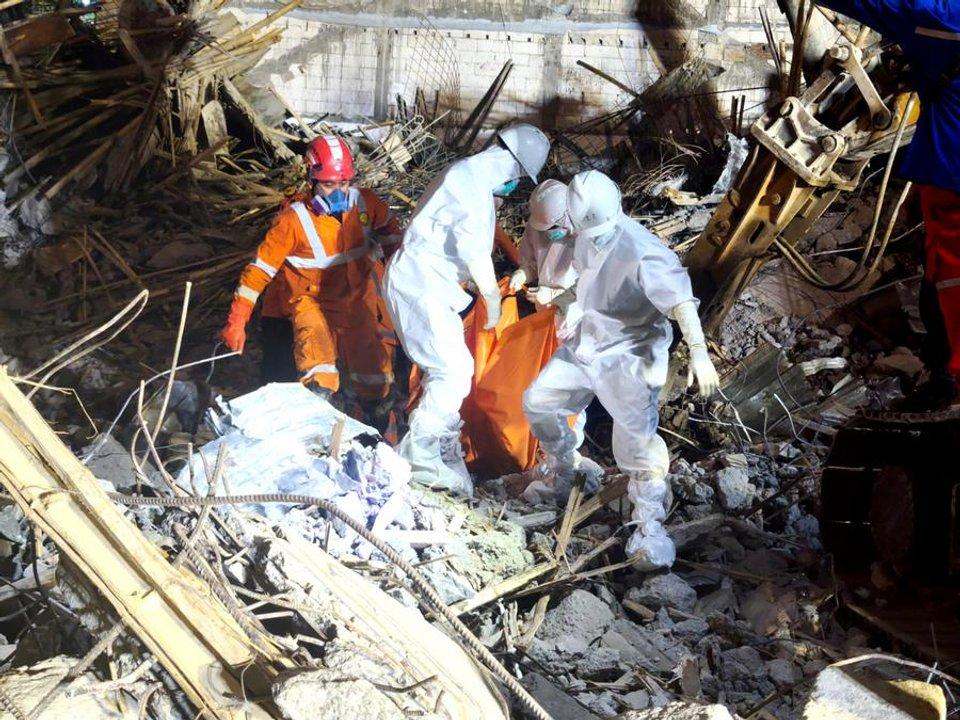 Colapso de un edificio escolar en Indonesia- asciende a 53 el nuacutemero de muertos 