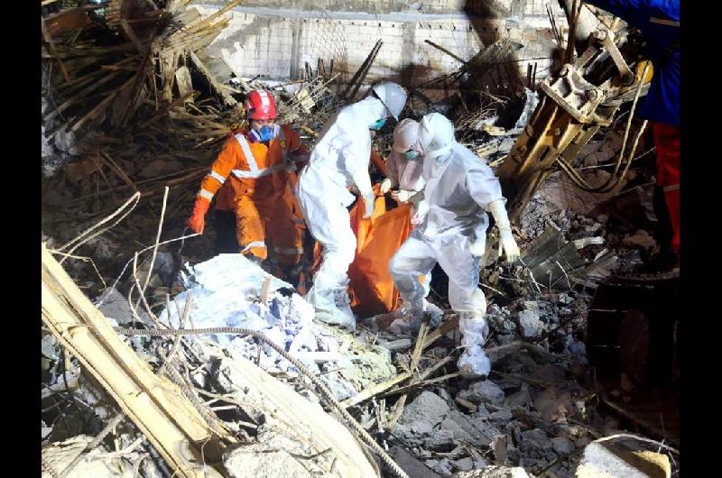 Colapso de un edificio escolar en Indonesia- asciende a 53 el nuacutemero de muertos 