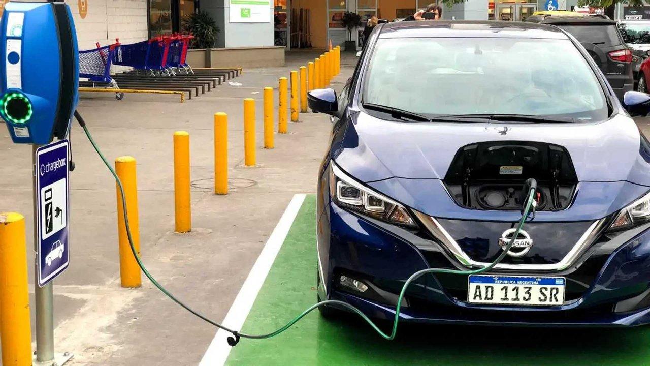 Lanzan la importacioacuten de 50000 autos hiacutebridos para 2026