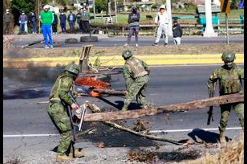 Ecuador ingresa en el deacutecimoquinto diacutea de paro indiacutegena- amenazan con la toma de Quito