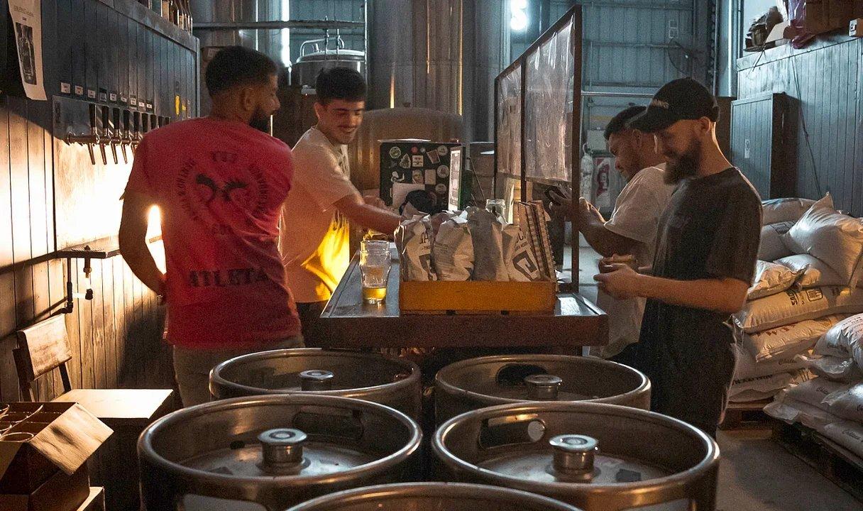 El exitoso negocio estadounidense de la cerveza artesanal amenazado por los aranceles de Donald Trump 