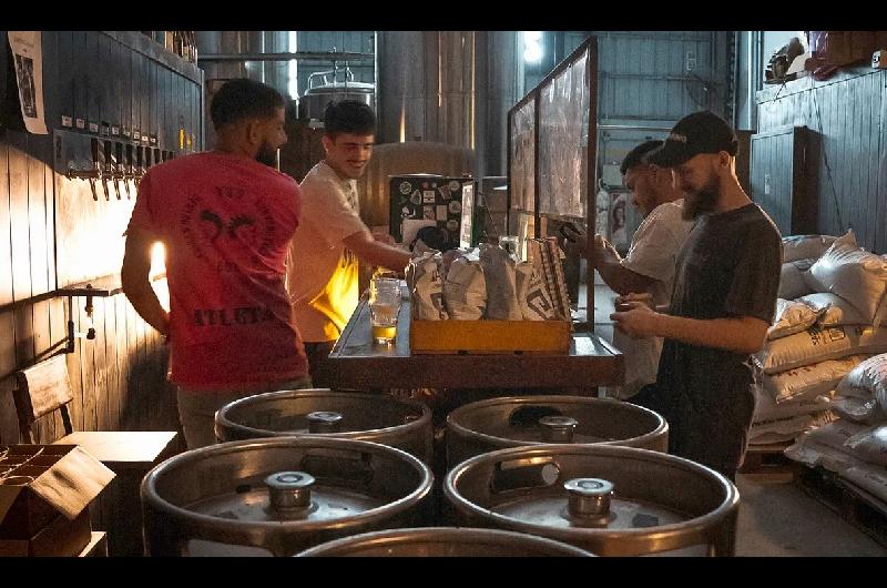 El exitoso negocio estadounidense de la cerveza artesanal amenazado por los aranceles de Donald Trump 