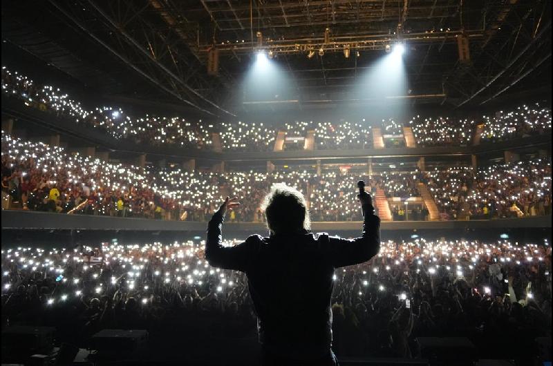 Milei presentoacute su libro con un show de rock y le pidioacute a sus seguidores que ldquono aflojenrdquo