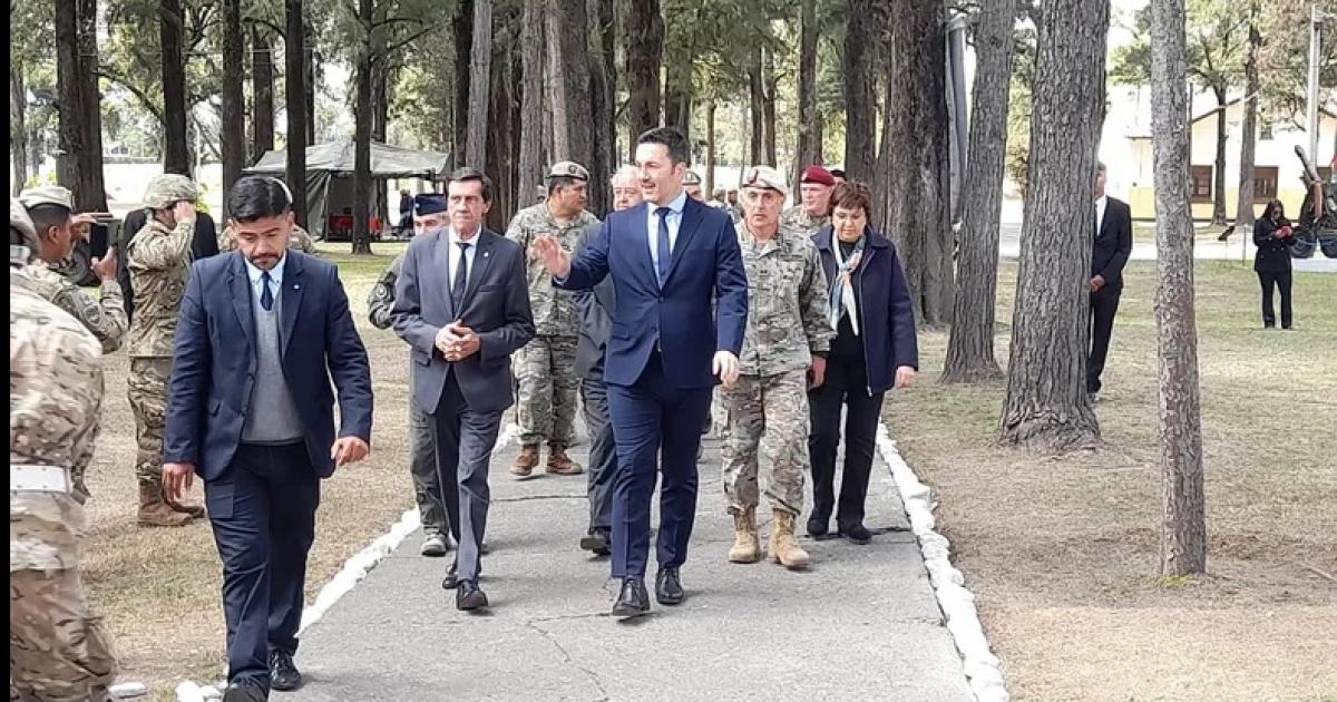 Luis Petri anuncioacute maacutes presencia militar y nuevo equipamiento