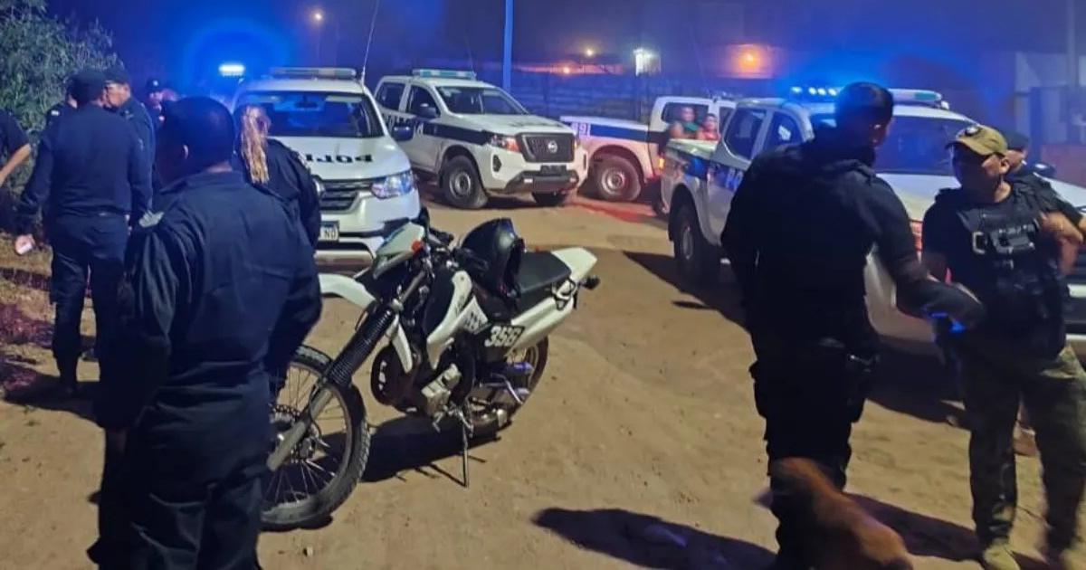 A los tiros y con el arma robada a un policiacutea motochorros asaltaron a una pareja