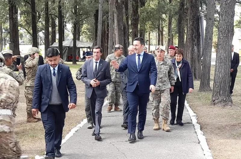 Luis Petri anuncioacute maacutes presencia militar y nuevo equipamiento