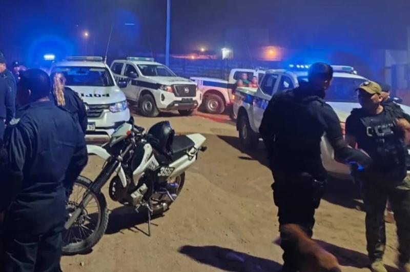 A los tiros y con el arma robada a un policiacutea motochorros asaltaron a una pareja